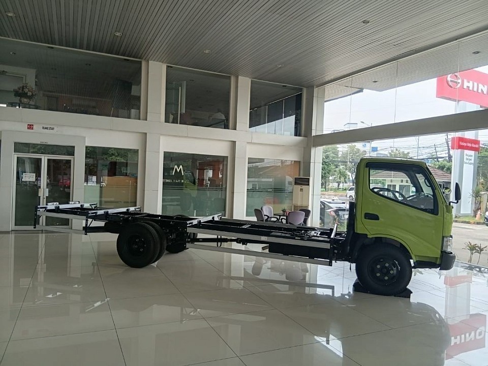 SELAMAT TEST DRIVE HINO NEW DUTRO MD LONG 6 RODA Panjang keseluruhan (total panjang) Hino Dutro 136 MDL adalah sekitar 7.185 mm, tergantung sumber spesifiknya, dengan jarak sumbu roda (wheelbase) 4.000 mm, Panjang Karoseri 6m , lebar keseluruhan 1.955 mm, dan tinggi keseluruhan 2.153 mm All Karoseri( 8.25 Ton )( cc 4009 )