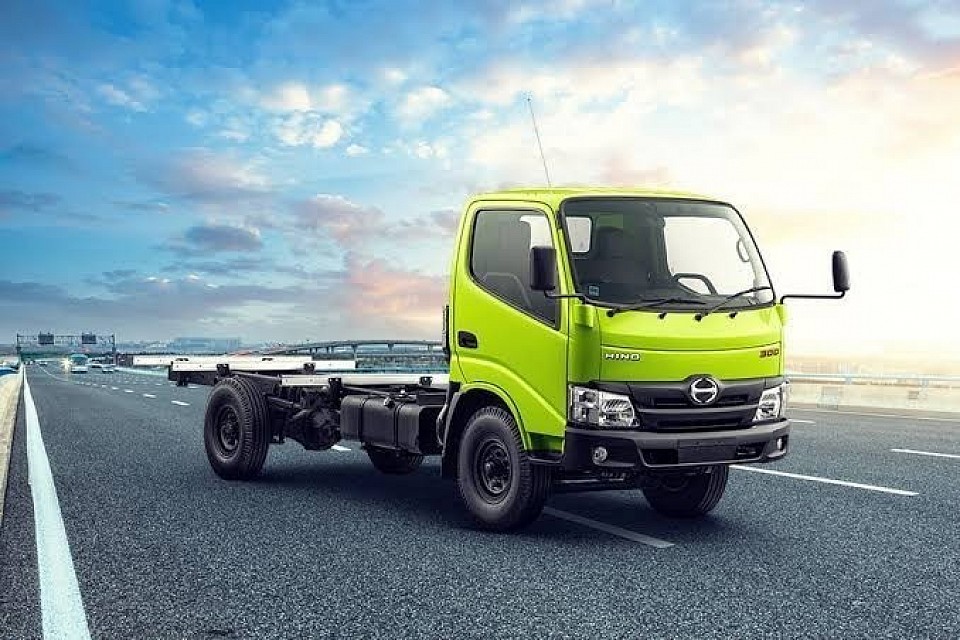 DUTRO 115SD LONG 4 RODA : Spesifikasi Sasis (Hino 115 SDL): Panjang Total Sasis: 6.430 mm. Lebar Total Sasis: 1.720 mm. Tinggi Total Sasis: 2.115 mm. Jarak Sumbu Roda (Wheelbase): 3.405 mm (panjang Bak 4.70).